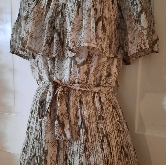 Woman's Snakeskin Print Strapless Romper - Size:M - Like New - Boutique Brand - Picture 6 of 13